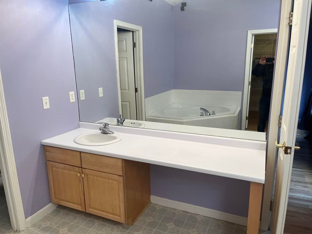 10 Checkerberry Lane, Londonderry, NH 03053