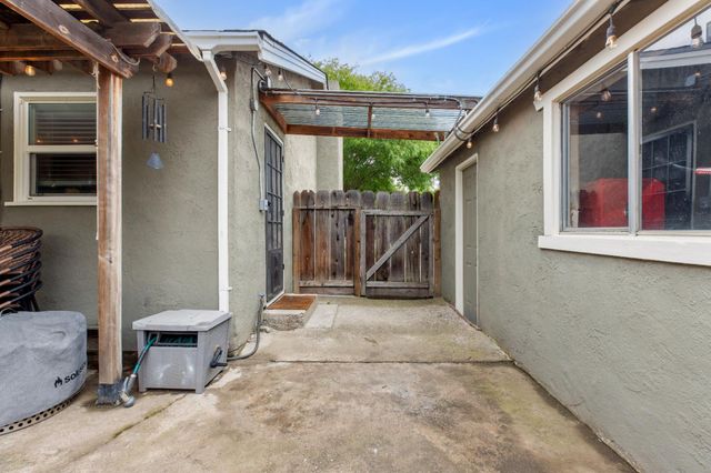 1006 Magnolia St, Oakdale, CA 95361