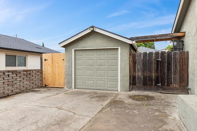 1006 Magnolia St, Oakdale, CA 95361