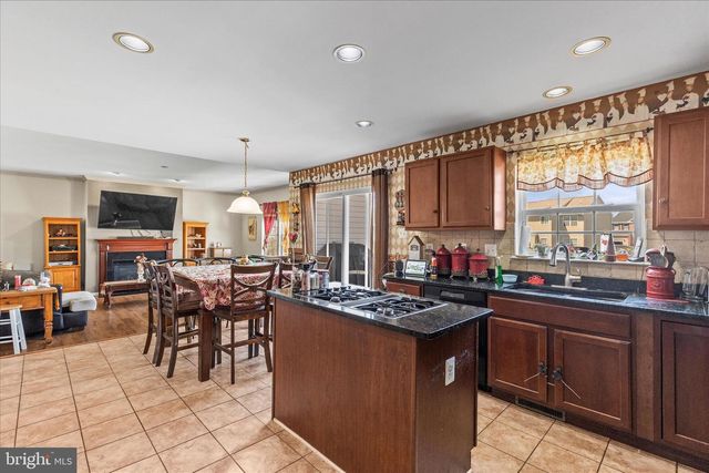 180 HUNTER CREEK DR, York, PA 17406