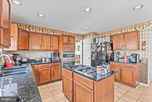 180 HUNTER CREEK DR, York, PA 17406