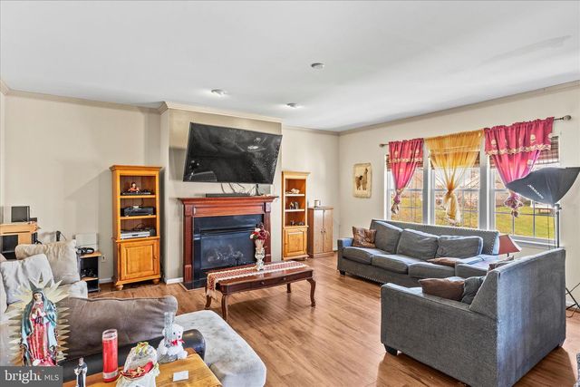 180 HUNTER CREEK DR, York, PA 17406