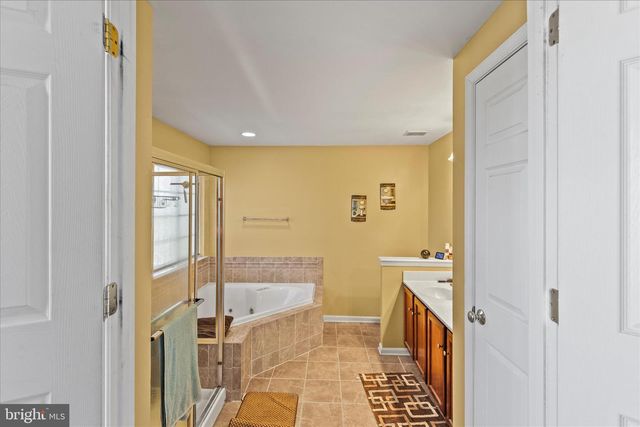 180 HUNTER CREEK DR, York, PA 17406