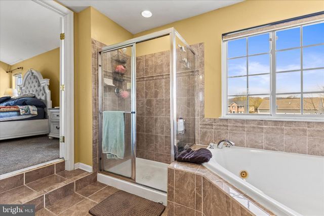 180 HUNTER CREEK DR, York, PA 17406