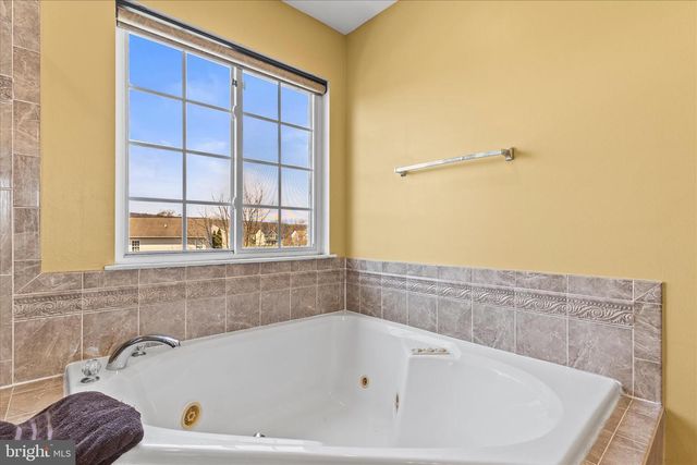 180 HUNTER CREEK DR, York, PA 17406