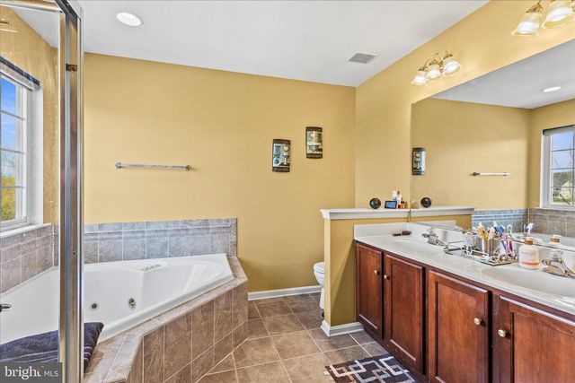 180 HUNTER CREEK DR, York, PA 17406