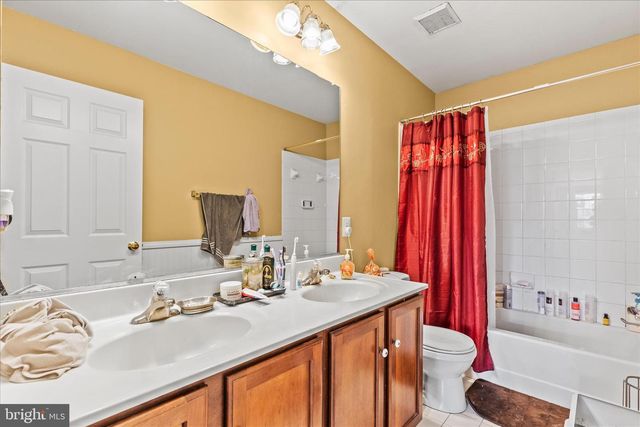 180 HUNTER CREEK DR, York, PA 17406