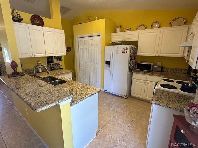 8497 N Empire Avenue, Citrus Springs, FL 34433