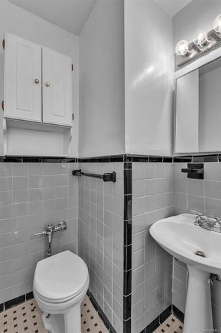 83-35 139 Street 5 S, Briarwood, NY 11435