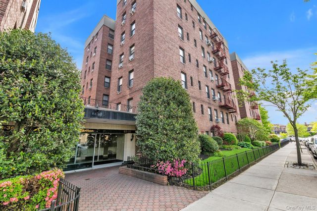 83-35 139 Street 5 S, Briarwood, NY 11435