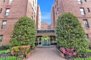 83-35 139 Street 5 S, Briarwood, NY 11435