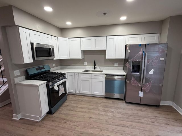208 Albert Drive, Vernon Hills, IL 60061