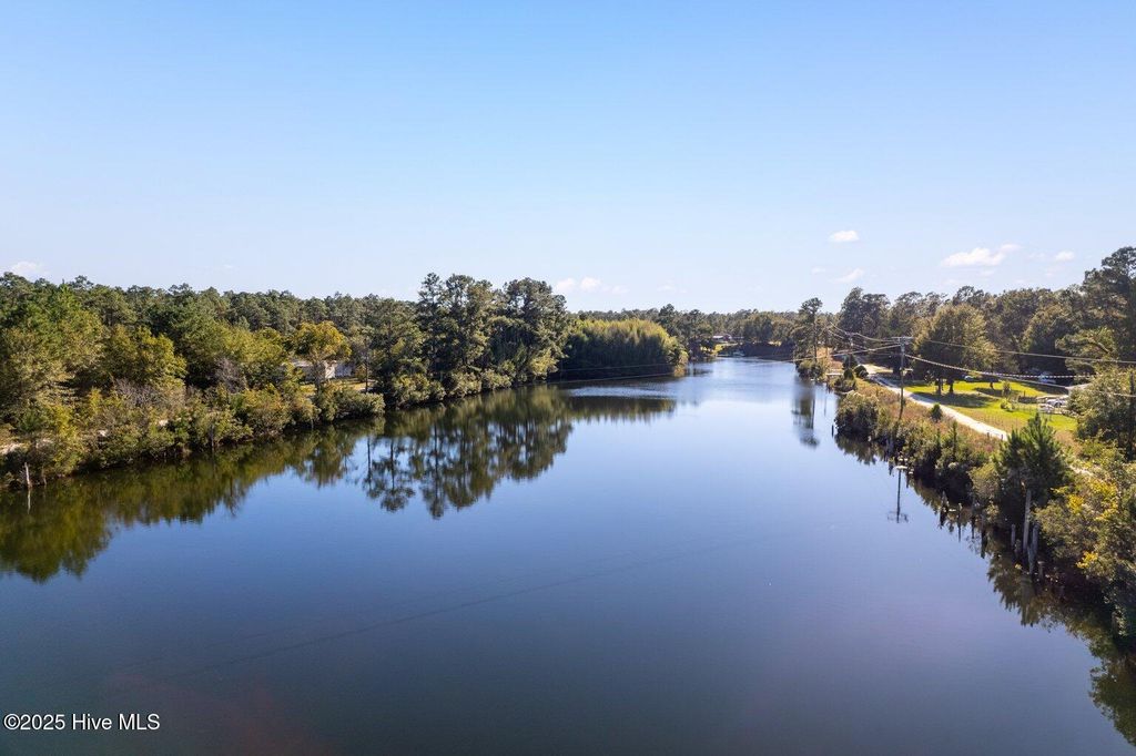 33 Pender Lake Road, Currie, NC 28435