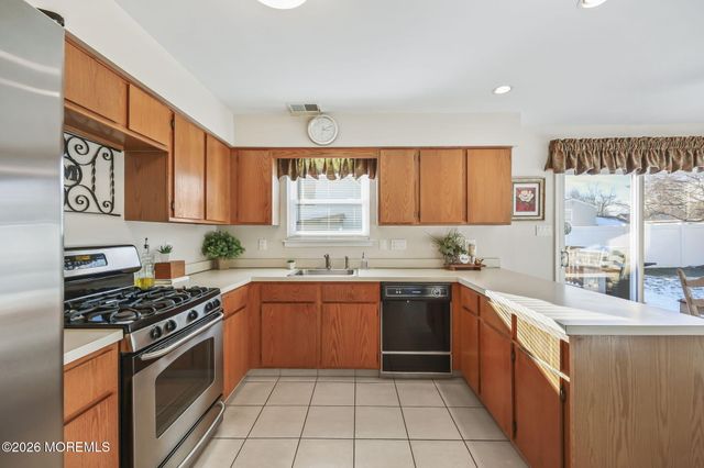 31 Sweetbriar Trail, Howell, NJ 07731