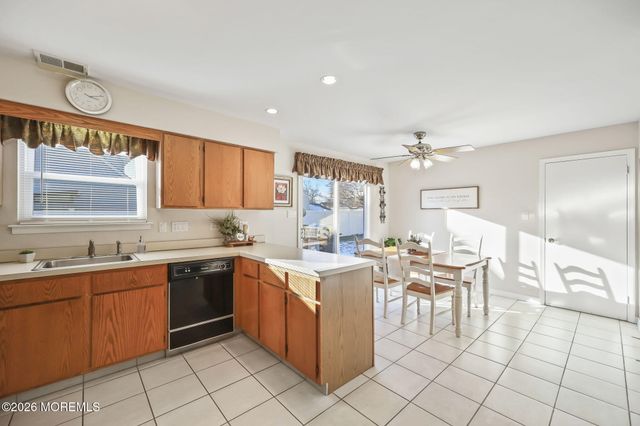 31 Sweetbriar Trail, Howell, NJ 07731