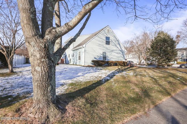31 Sweetbriar Trail, Howell, NJ 07731