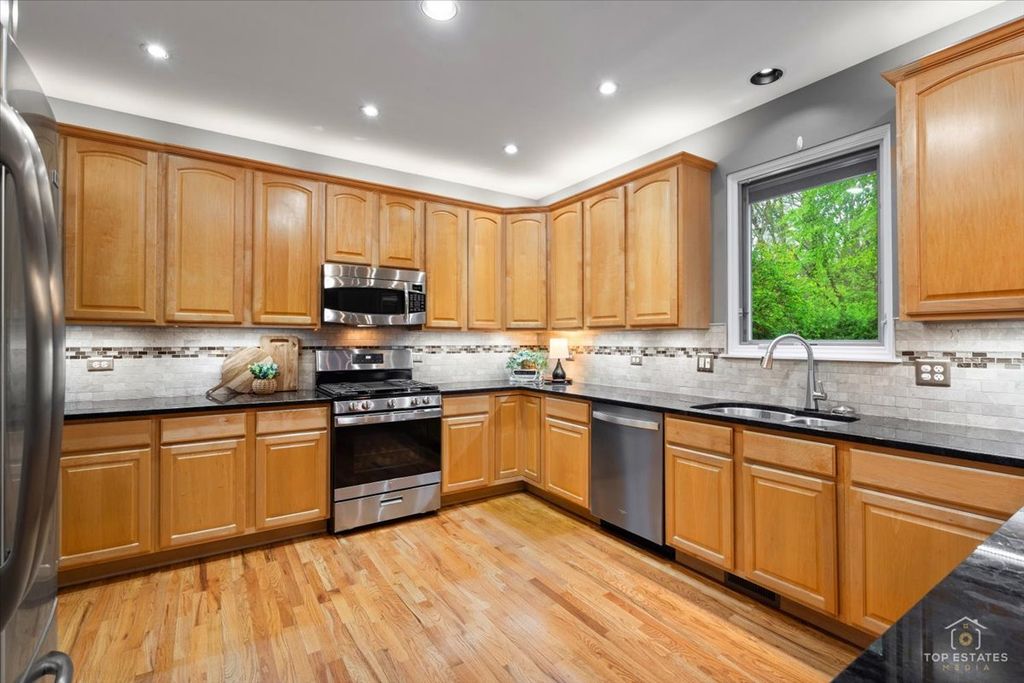 Image 17 of property listing at 3705 Provence Drive, St. Charles, IL 60175