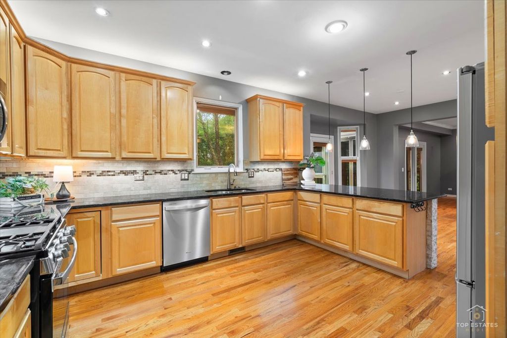 Image 19 of property listing at 3705 Provence Drive, St. Charles, IL 60175