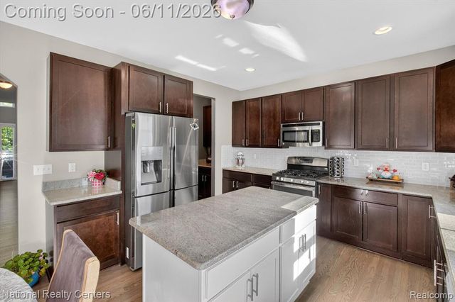 27412 Victoria Road, Novi, MI 48374