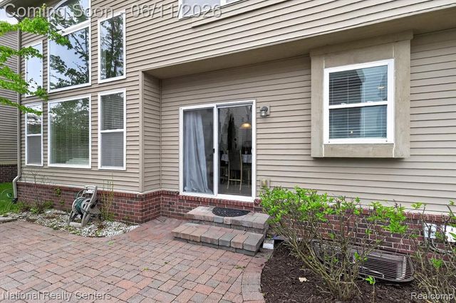27412 Victoria Road, Novi, MI 48374