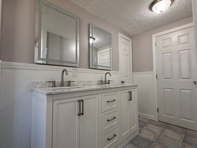 165 Hedges Pond Rd, Plymouth, MA 02360