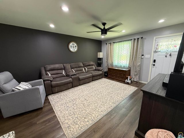 2616 SE Iowa AVE, Topeka, KS 66605