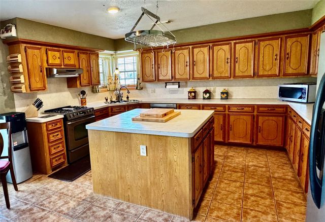 2221 River Valley Drive, West Columbia, TX 77486