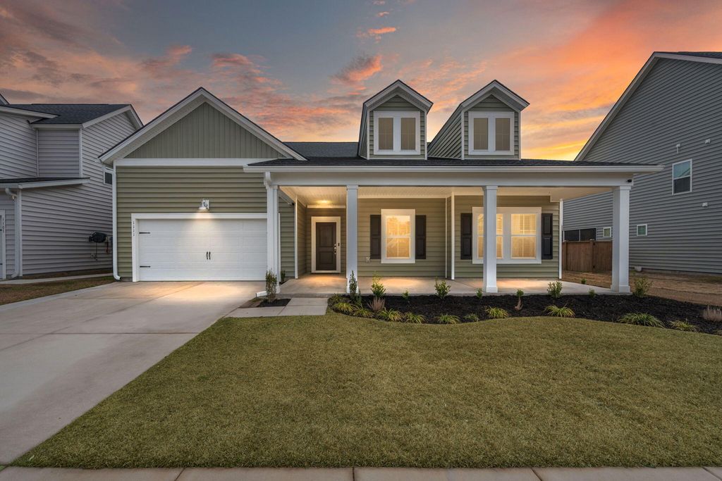 Image 1 of property listing at 1111 Fitzgerald Court, Summerville, SC 29485