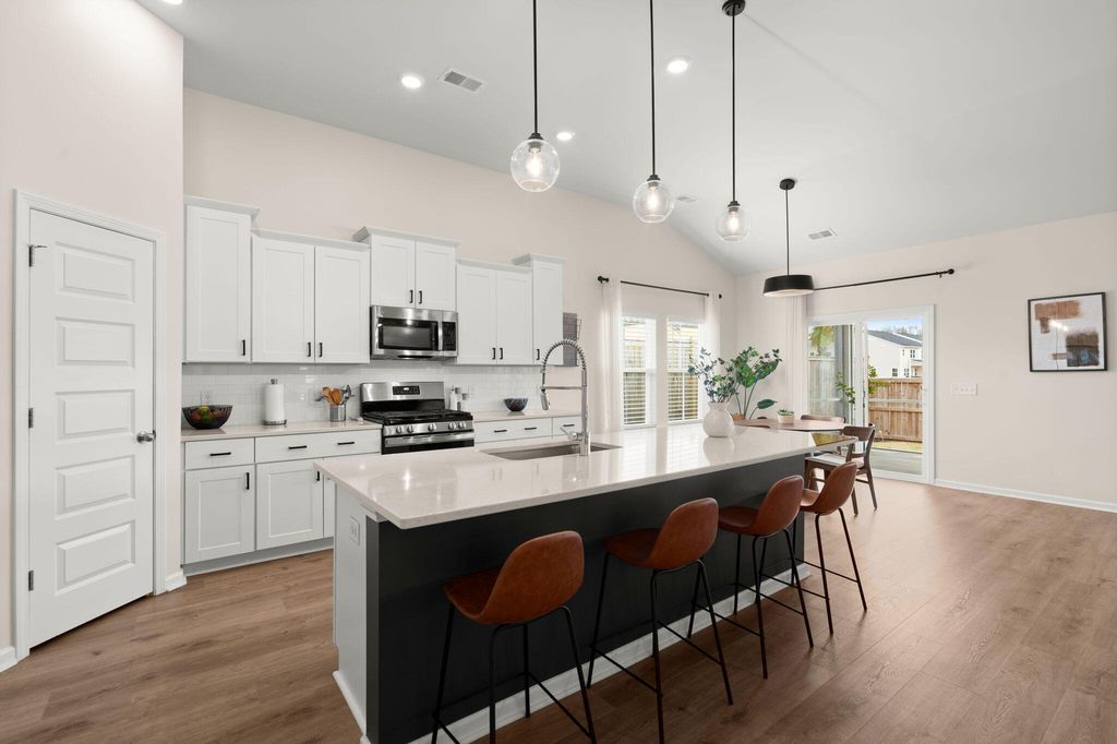 Image 10 of property listing at 1111 Fitzgerald Court, Summerville, SC 29485