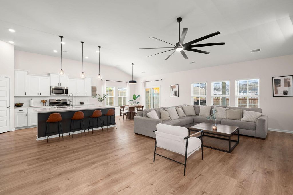 Image 8 of property listing at 1111 Fitzgerald Court, Summerville, SC 29485