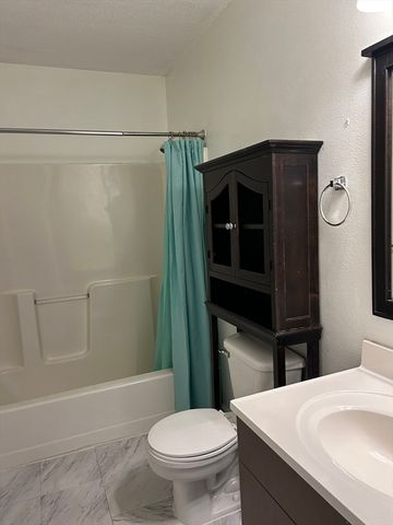 4 Marc Dr 4B6, Plymouth, MA 02360