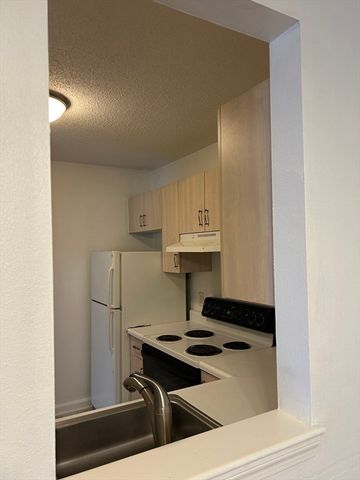 4 Marc Dr 4B6, Plymouth, MA 02360