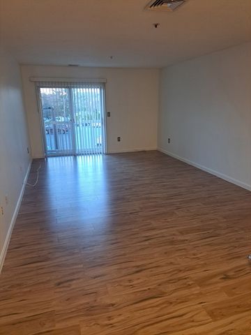 4 Marc Dr 4B6, Plymouth, MA 02360