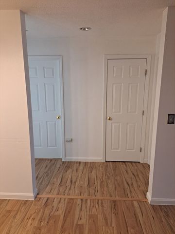 4 Marc Dr 4B6, Plymouth, MA 02360