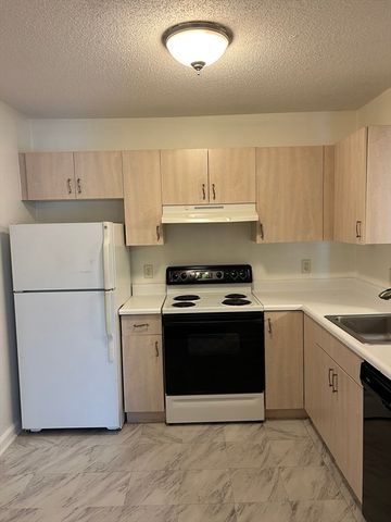 4 Marc Dr 4B6, Plymouth, MA 02360