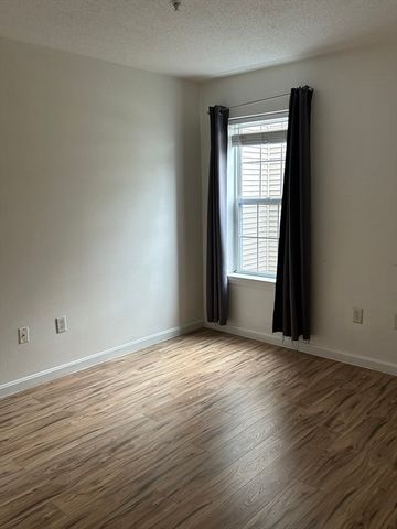 4 Marc Dr 4B6, Plymouth, MA 02360