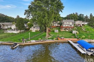 36 N Lake Avenue, Fox Lake, IL 60020