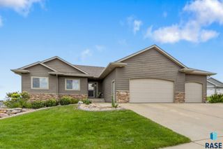 901 N Stone Cir, Brandon, SD 57005