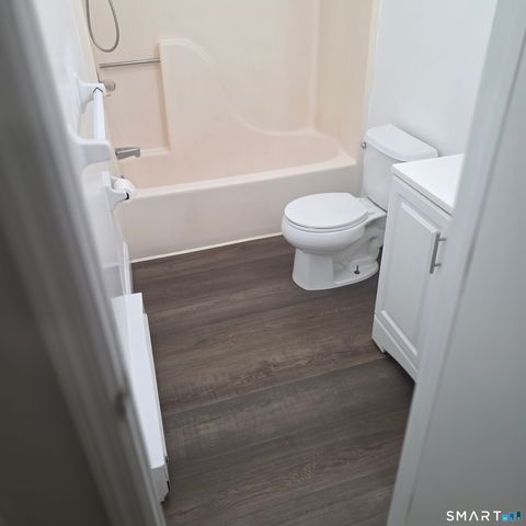 19 Somers Street B8, Danbury, CT 06810