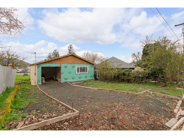 248 Se PITZER St, Roseburg, OR 97470