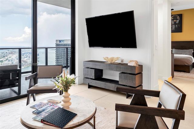 159 NE 6th St 5016, Miami, FL 33132