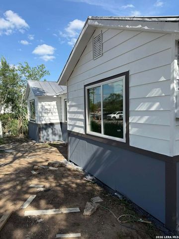 261 Avenue H, Poteet, TX 78065