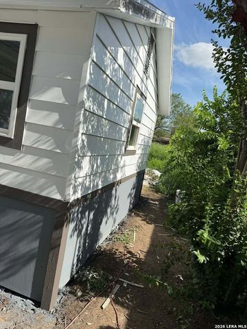 261 Avenue H, Poteet, TX 78065