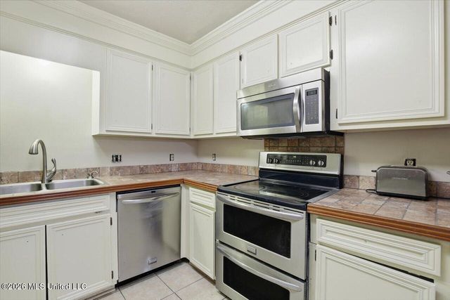 104 Lake Dockery Drive, Byram, MS 39272