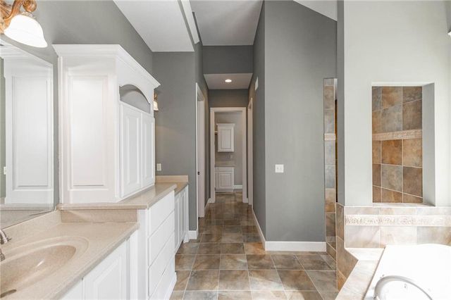 5313 W 124th Terrace, Leawood, KS 66209