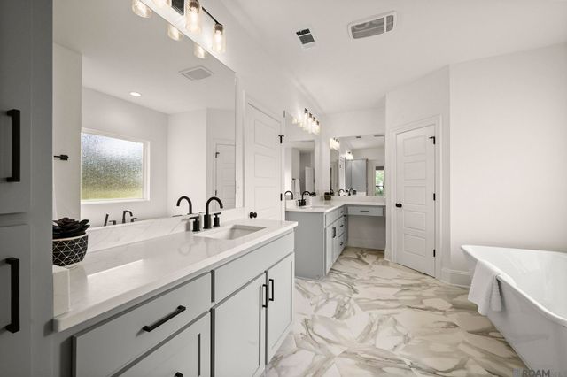 7233 Riverbank Dr, Denham Springs, LA 70706