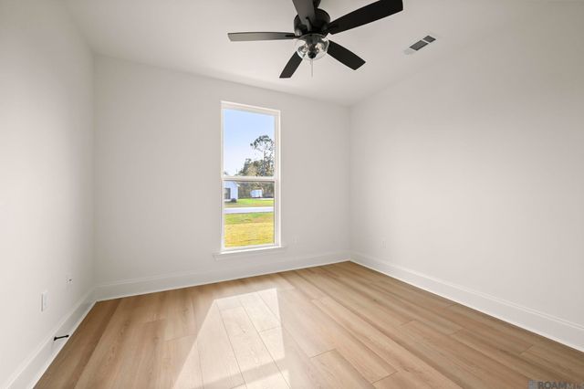 7233 Riverbank Dr, Denham Springs, LA 70706