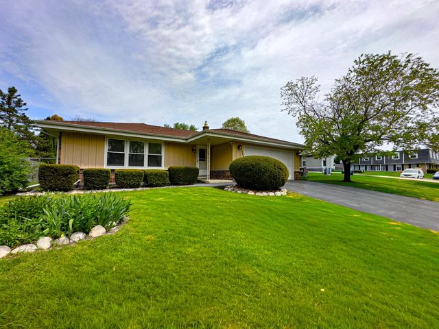 1523 David LANE, Waukesha, WI 53189