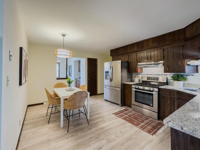 1523 David LANE, Waukesha, WI 53189