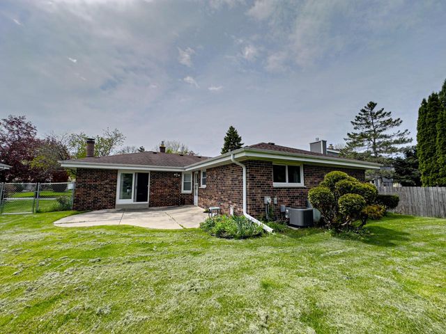 1523 David LANE, Waukesha, WI 53189